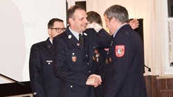 Kommandant Jürgen Meier gratuliert dem neuen Kassier Christian Liebhard zur eindeutigen Wahl.