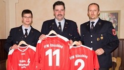 Neue Trikots für die Sportler der Feuerwehr hatte der scheidende Vorsitzende Raimund Wittmann gesponsert. Michael Götz (links) und Wolfgang Heimerer (rechts) dankten stellvertretend für die Kicker der Wehr.