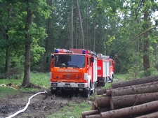 22. Mai 2007: Flächenbrand in Köschinger Wald - Einsatzfahrzeuge vor Ort.