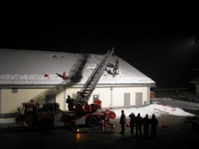 3. Januar 2011: Unterstützung der Freiwilligen Feuerwehr Altmannstein beim Befreien eines Daches von der Schneelast.