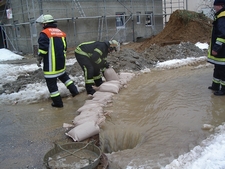 13. Januar 2011: Die Feuerwehr Kösching im Hochwassereinsatz.