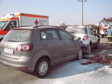 29. März 2011: Pkw-Brand nach einem Verkehrsunfall bei Desching. Dieser Unfall stellte den ersten Einsatz für das neue Hilfeleistungslöschfahrzeug dar.