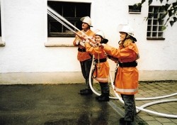 Übung im Rahmen der Brandschutzwoche 1990: Frauen gehören inzwischen zum gewohnten Bild bei der Feuerwehr Kösching.