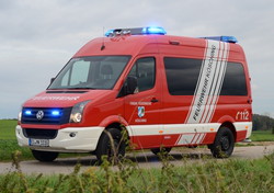 Das Vorbild: Im Oktober 2015 stellte die Freiwillige Feuerwehr Kösching dieses Mehrzweckfahrzeug (MZF) in Dienst. Der feuerrote VW Crafter mit einem Ausbau der Firma Geidobler ist bei allen Schadenslagen als Führungsfahrzeug dabei. Ausgestattet mit modernster IT- und Funktechnik dient ''Florian Kösching 11/1'', so der Funkrufname, als fahrende Einsatzzentrale.