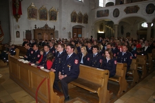 Die ersten Reihen in der Pfarrkirche ''Mariä Himmelfahrt'' wurden von Feuerwehrleuten eingenommen.