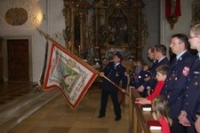 Ebenfalls beim Gottesdienst mit dabei: Fahnenträger Michael Sangl mit der schönen Vereinsfahne der Köschinger Wehr.
