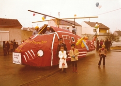 Der ''Eingemeindungs-Helikopter'' der Feuerwehr Kösching am Faschingszug 1973.