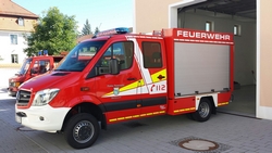 Der ganze Stolz der Feuerwehr Bettbrunn: das neue Tragkraftspritzenfahrzeug (TSF). Im Hintergrund ist der 30 Jahre alte Vorgänger zu erkennen.  (Foto: Kreisfeuerwehrverband Eichstätt)