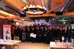 Beachtlich war die Anzahl von Feuerwehren, die Anfang Dezember in den Biergarten Birkenheide bei Geisenfeld eingeladen wurden. Im Rahmen einer Feier überreichte die Firma Getränke Hörl Spenden an die Floriansjünger der Region.