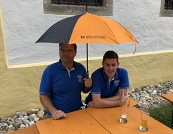 Beim Jubiläum der Kolpingfamilie Kösching war auch die Feuerwehr mit von der Partie. Der orangefarbene Schirm musste Gott sei Dank nicht während des Mittagessens aufgespannt werden.