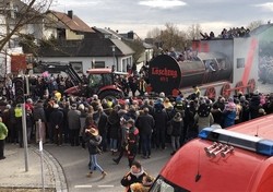 Da staunten die Besucher des Mantelflickerzuges nicht schlecht, als die Feuerwehr Kösching mit ihrer XXL-Lokomotive anrückte.