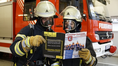 In den vergangenen Wochen wurde das aktuelle Jahresmagazin der Feuerwehr Kösching an alle Haushalte im Ort verteilt. Dies geschah - anders als auf diesem Foto zu sehen - nicht in Einsatzkleidung und Atemschutzausrüstung.