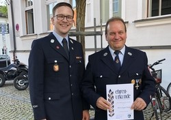 Jürgen Weigl (rechts) gilt als eine der tragenden Säulen des Feuerwehrvereins. Zur goldenen Marktnadel gratulierte neben Bürgermeisterin Andrea Ernhofer und ihrem Stellvertreter Manfred Hofweber auch Feuerwehrvorsitzender Christian Wittmann.