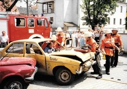 Ihr Können und ihr Leistungsspektrum demonstrieren die Feuerwehrleute bei Schauübungen an den Nachmittagen. Im Jahre 1989 wurde das Vorgehen bei einem Verkehrsunfall mit eingeklemmter Person demonstriert. Geleitet wurde der simulierte Einsatz von Gruppenführer Rudolf Haas (rechts).