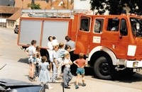 Dicht umringt waren alljährlich die Feuerwehrfahrzeuge. Bei den jüngsten Besuchern standen die Rundfahrten mit den ''großen roten Autos'' immer hoch im Kurs - wie eine Aufnahme aus dem Jahre 1987 beweist.