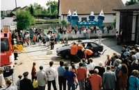 Im Juli 1996 feierte die Freiwillige Feuerwehr Kösching ihr 125-jähriges Jubiläum. Wenige Wochen vor dem viertägigen Gründungsfest lud sie die Bevölkerung noch zum Floriansfest ins Gerätehaus an der Lindenstraße ein. Die Vorführung dort wurde vor allem von Kindern aufmerksam beobachtet.