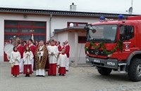 Dekan Dr. Wojciech Wysoki weihte am 2. Mai 2010 den neuen Versorgungs-Lkw der Feuerwehr Kösching. Während die Segnung - abgesehen vom Weihwasser - trocken vonstatten gehen konnte, regnete es am Nachmittag unentwegt. Auf die obligatorische Schauübung wurde deshalb verzichtet.