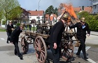 Aus Anlass des 145-jährigen Bestehens der Feuerwehr Kösching demonstrierten die Floriansjünger 2016, wie ihre Vorfahren ein Feuer löschen mussten.