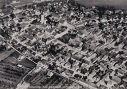 Kösching auf einer Luftaufnahme aus dem Jahre 1937. Im linken oberen Bildrand ist das damalige Feuerwehrgerätehaus zu erkennen.
