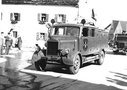 Im Dezember 1943 erhielt die Köschinger Wehr ein Löschgruppenfahrzeug LF 15. Mit diesem rückten die Wehrmänner auch zu Brandeinsätzen nach Luftangriffen aus. Bis zu Beginn der 60er Jahre stand der Wagen, der zu großen Teilen aus Holz gefertigt war, im Dienst der Feuerwehr Kösching. Das Bild zeigt ein baugleiches Fahrzeug der Manchinger Wehr - aufgenommen während des Kreisfeuerwehrfestes in Kösching im Jahre 1956.
