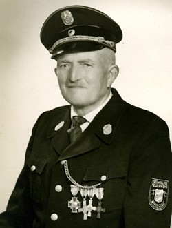 Eines der verdienstvollsten Mitglieder der Freiwilligen Feuerwehr Kösching ist Georg Braun. Dieser bekleidete über Jahrzehnte hinweg mehrere Ämter bei der Wehr. So fungierte er unter anderem von 1925 bis 1942 als Kommandant. Auf Ansuchen von Bürgermeister Simon Diepold übernahm er nach Ende des Zweiten Weltkriegs erneut die Führung bis zum Jahre 1949.
