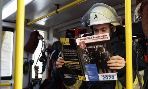 Zum Lesen des kürzlich erschienenen Jahresmagazins hat sich Feuerwehrmann Simon Liepold in den Mannschaftsraum des Hilfeleistungslöschfahrzeuges zurückgezogen. Das 2019 beschaffte Fahrzeug steht im Fokus der jüngsten Ausgabe.