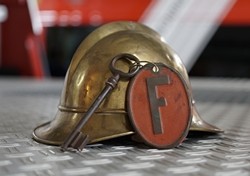 Der große rote Blechanhänger mit dem eingeprägten ''F'' deutet auf den einstigen Verwendungszweck des alten Feuerwehrhaus-Schlüssels hin.