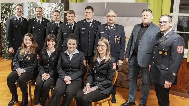 Engagierte Nachwuchskräfte und erfahrene Leistungsträger: Mehrere aktive Feuerwehrleute wurden aufgrund ihrer Verdienste befördert. Mit Christine Stoiber (sitzend, links) wurde erstmals eine Frau bei der Köschinger Wehr zur Löschmeisterin ernannt.